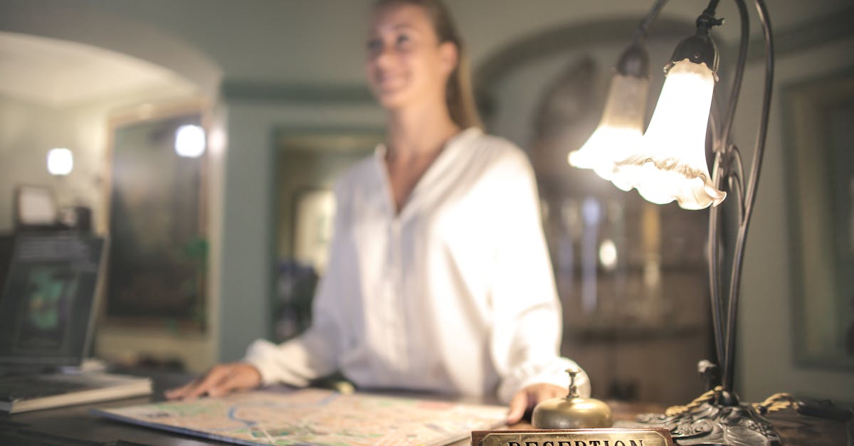 découvrez l'univers du concierge, un service personnalisé qui vous accompagne dans la gestion de votre quotidien. que ce soit pour des tâches ménagères, des réservations ou des conseils pratiques, votre concierge est là pour vous faciliter la vie.